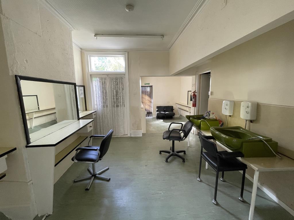 Lot: 50 - LARGE PROPERTY ARRANGED AS HAIRDRESSING SALON AND SELF-CONTAINED FLAT -